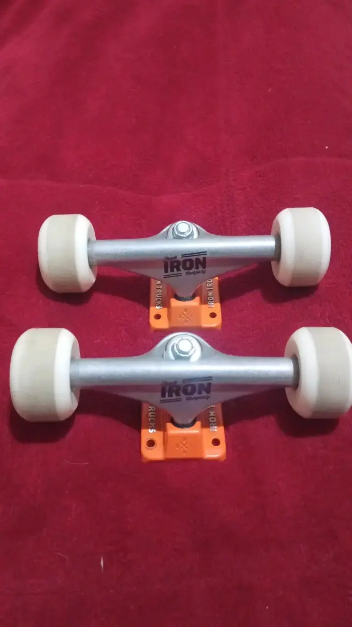 Trucks de skate Iron con ruedas blancas - 1