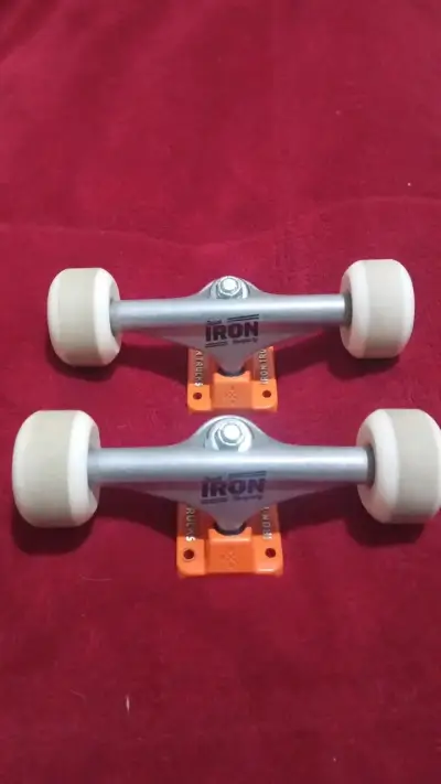 Trucks de skate Iron con ruedas blancas - miniatura 1