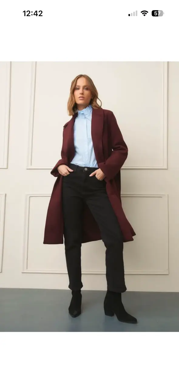 Abrigo largo burdeos para mujer elegante