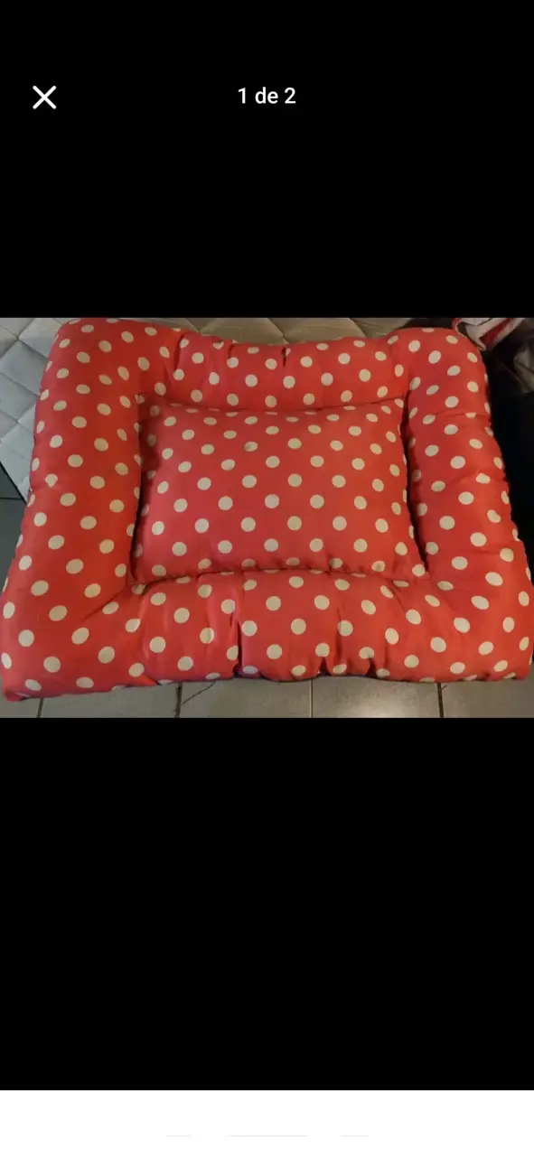 Cama para mascota roja con lunares blancos