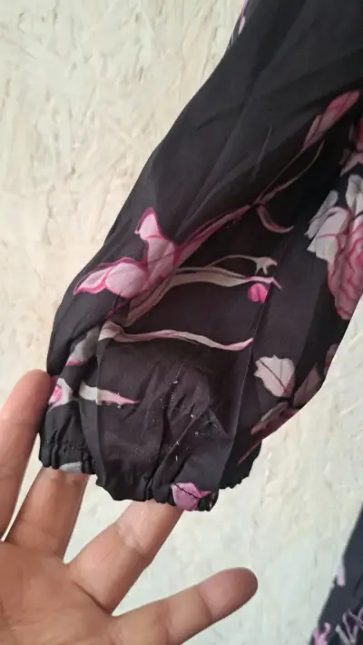 Vestido floral negro y rosa Miss Look - miniatura 4