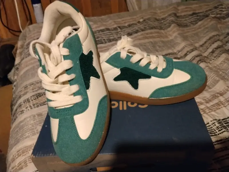 Zapatillas  blancas y verdes con estrella