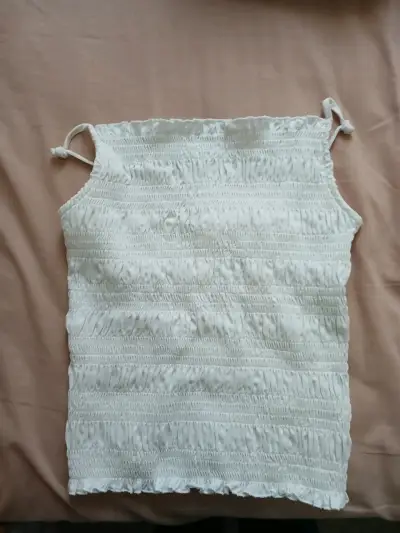 Top blanco con tirantes ajustables - miniatura 1