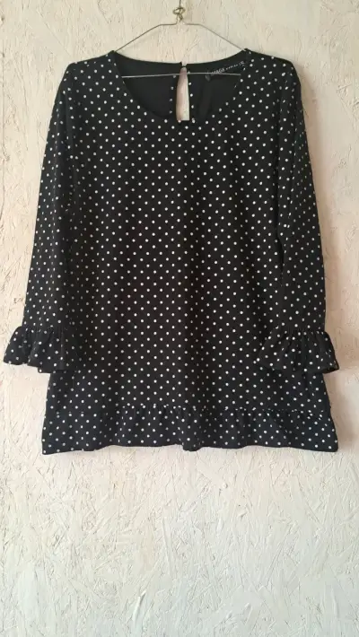 Blusa negra de lunares con volantes - miniatura 1