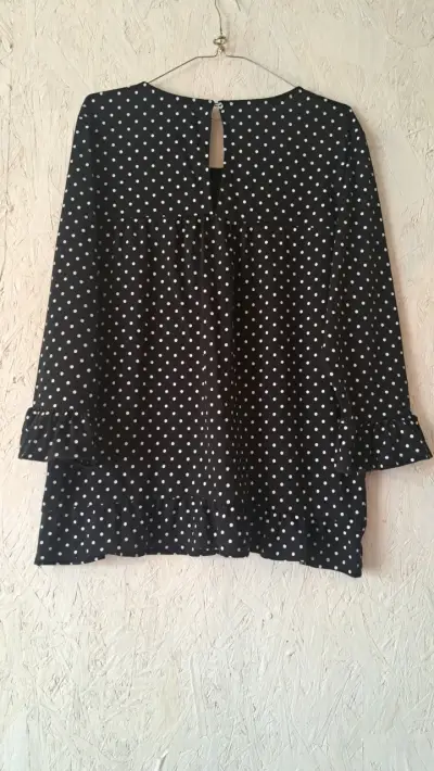 Blusa negra de lunares con volantes - miniatura 5