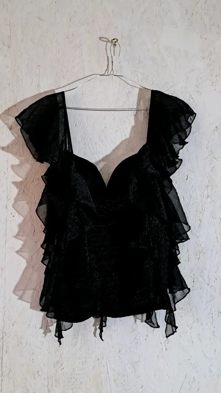Blusa negra con volantes elegante - 1