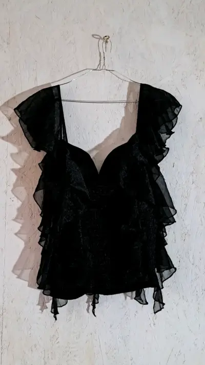 Blusa negra con volantes elegante - miniatura 1