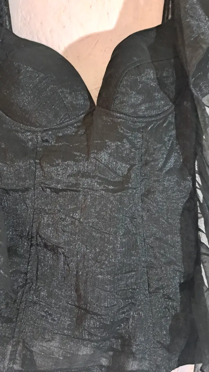 Blusa negra con volantes elegante - 2