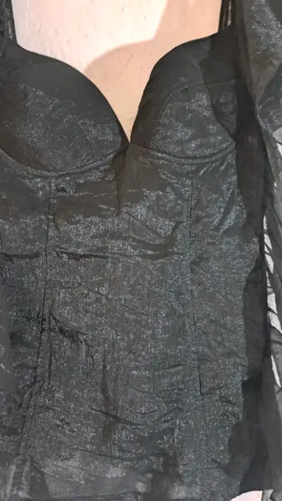Blusa negra con volantes elegante - miniatura 2