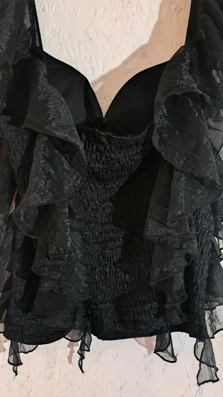 Blusa negra con volantes elegante - 3