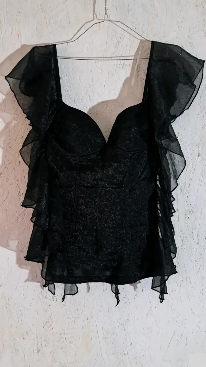 Blusa negra con volantes elegante - 4