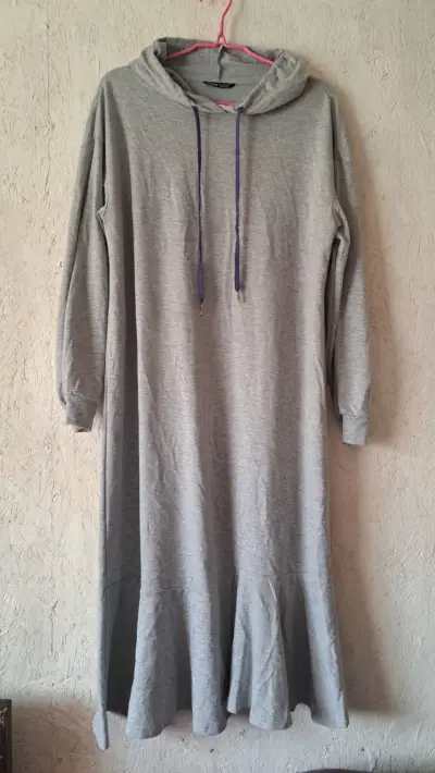 Vestido sudadera gris con capucha - miniatura 1