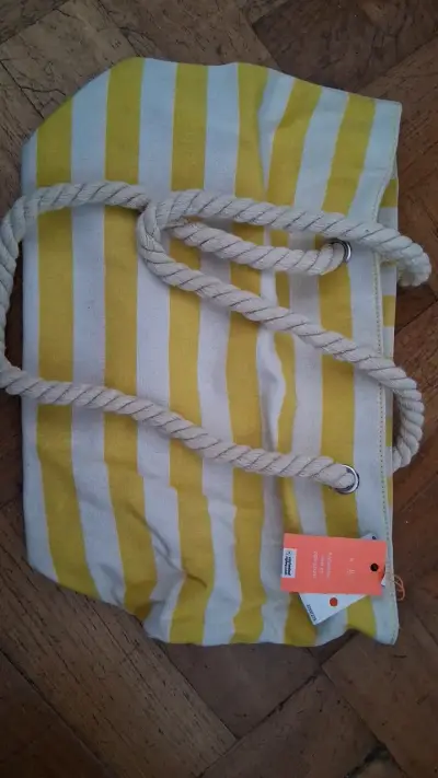 Bolso playero rayado amarillo y blanco - miniatura 1