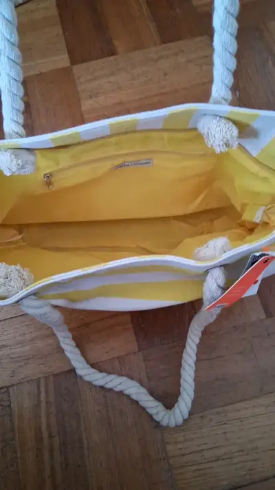 Bolso playero rayado amarillo y blanco - miniatura 2