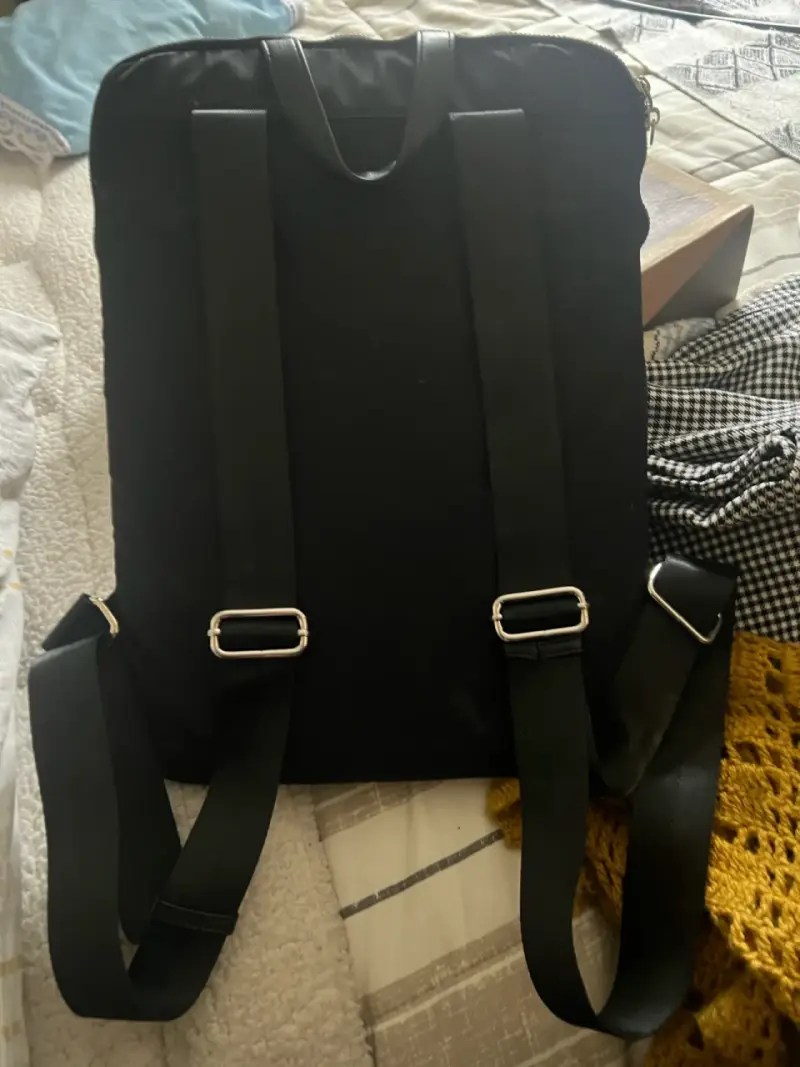Mochila negra para portátil con correas ajustables - 1