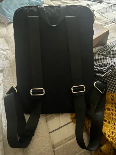 Mochila negra para portátil con correas ajustables - miniatura 1