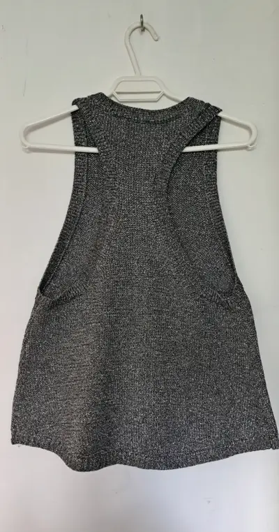 Chaleco sin mangas gris tejido para mujer - miniatura 3