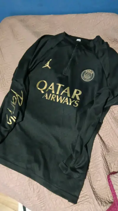 Conjunto deportivo PSG x Jordan negro dorado - miniatura 1