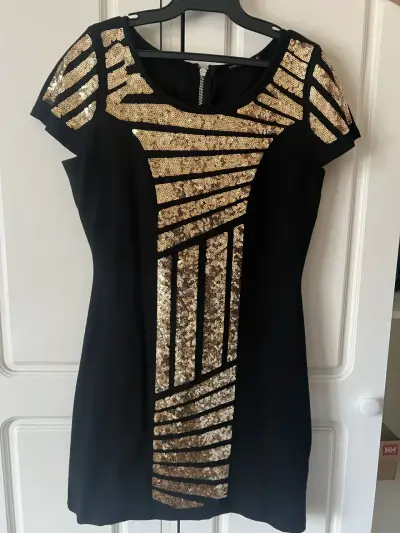 Vestido negro con lentejuelas doradas - miniatura 1