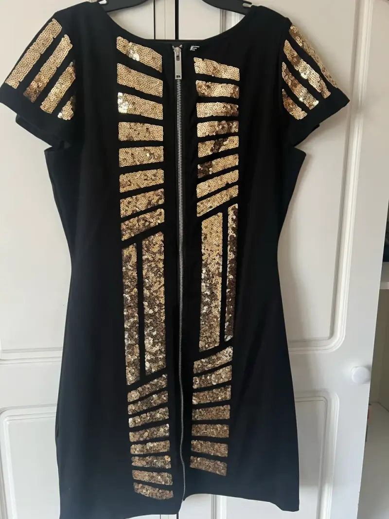 Vestido negro con lentejuelas doradas - 3