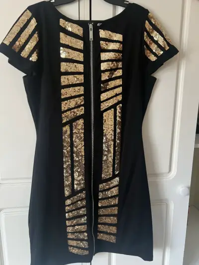 Vestido negro con lentejuelas doradas - miniatura 3