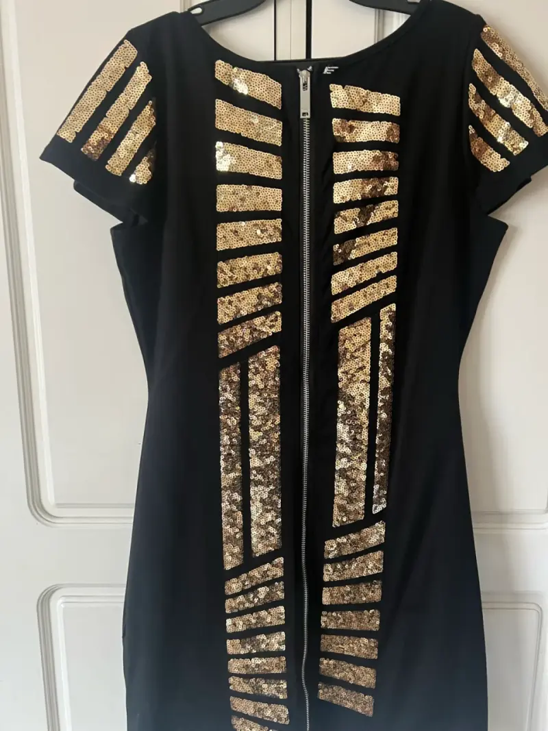 Vestido negro con lentejuelas doradas - 4