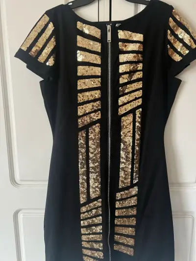 Vestido negro con lentejuelas doradas - miniatura 4