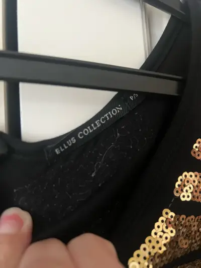 Vestido negro con lentejuelas doradas - miniatura 5
