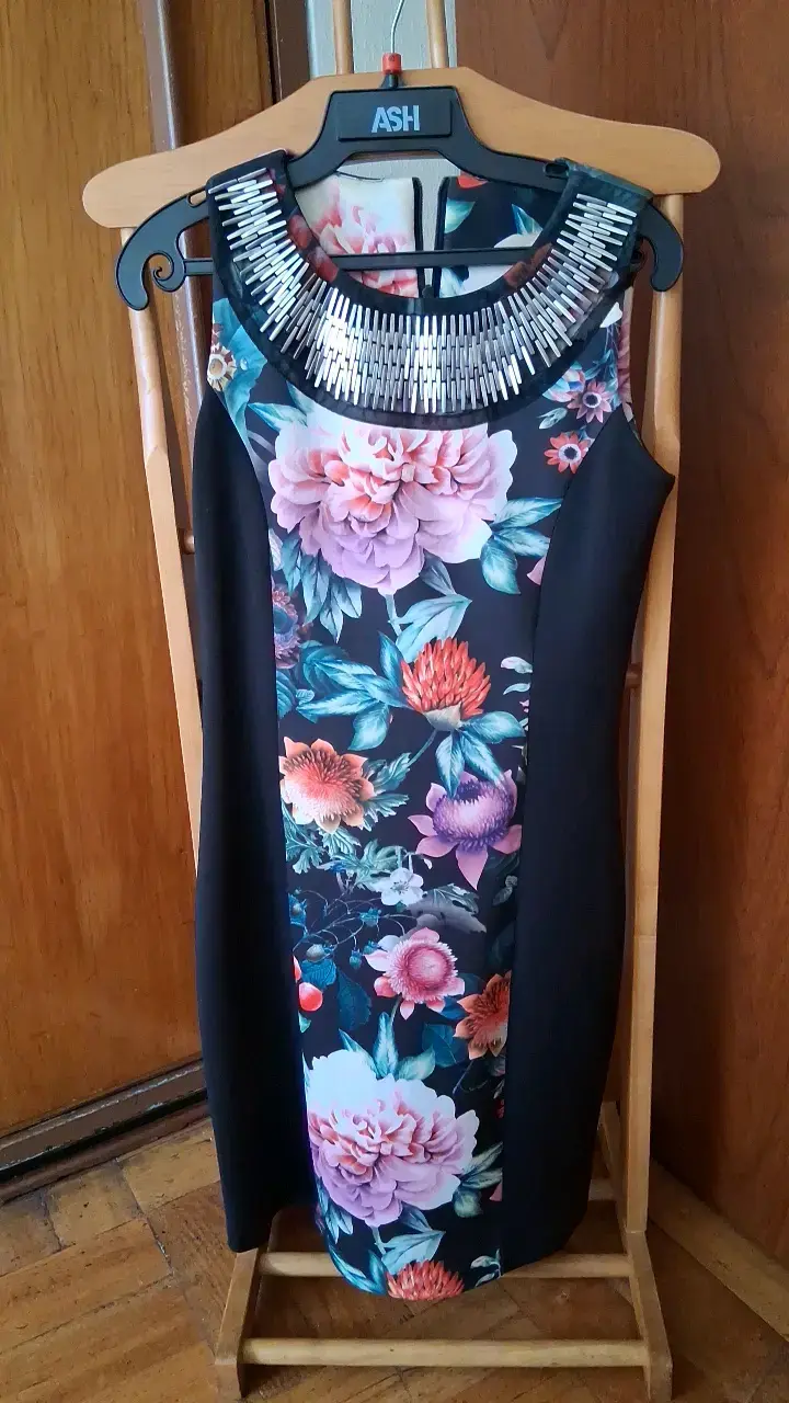 Vestido floral elegante con detalles metálicos - 1