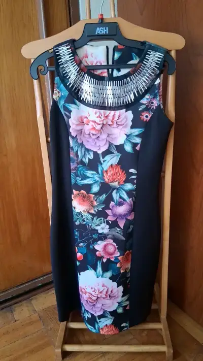 Vestido floral elegante con detalles metálicos - miniatura 1