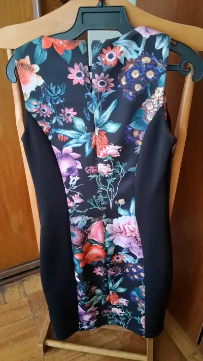 Vestido floral elegante con detalles metálicos - miniatura 2