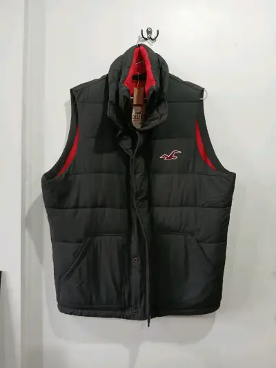 Chaleco acolchado sin mangas negro y rojo - miniatura 1