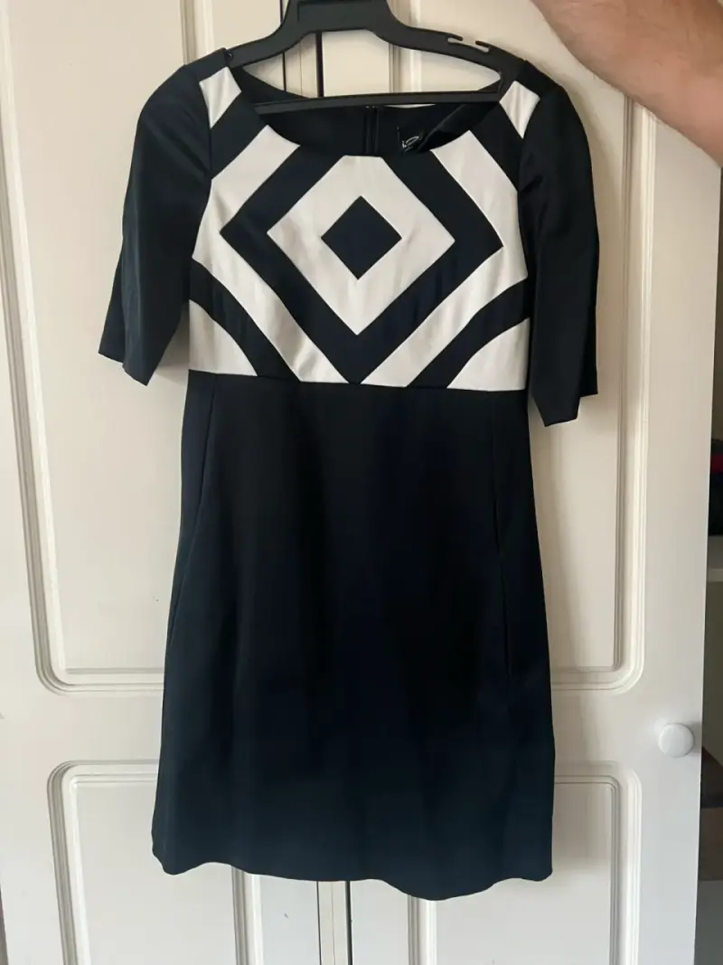 Vestido elegante blanco y negro con diseño geométrico - 1