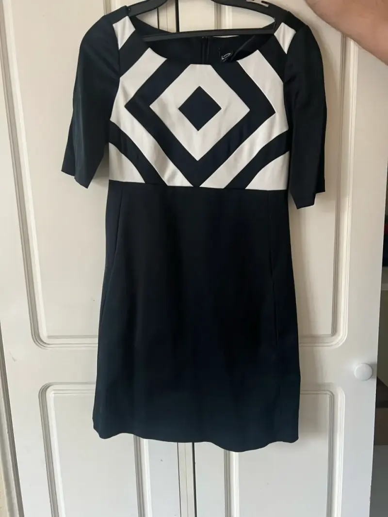 Vestido elegante blanco y negro con diseño geométrico - 2