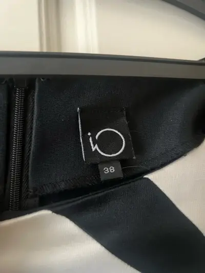 Vestido elegante blanco y negro con diseño geométrico - miniatura 3