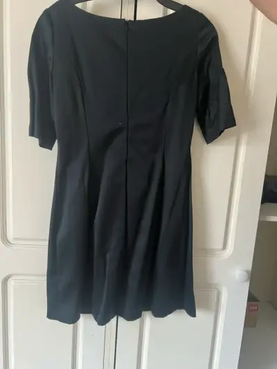 Vestido elegante blanco y negro con diseño geométrico - miniatura 4