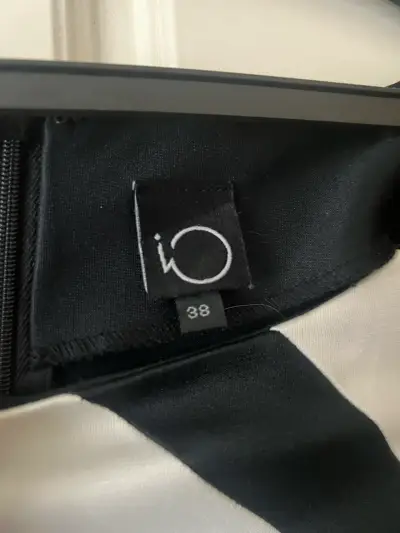 Vestido elegante blanco y negro con diseño geométrico - miniatura 5