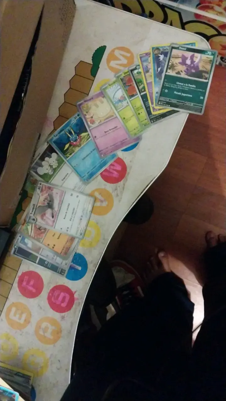 Colección de cartas Pokémon variadas