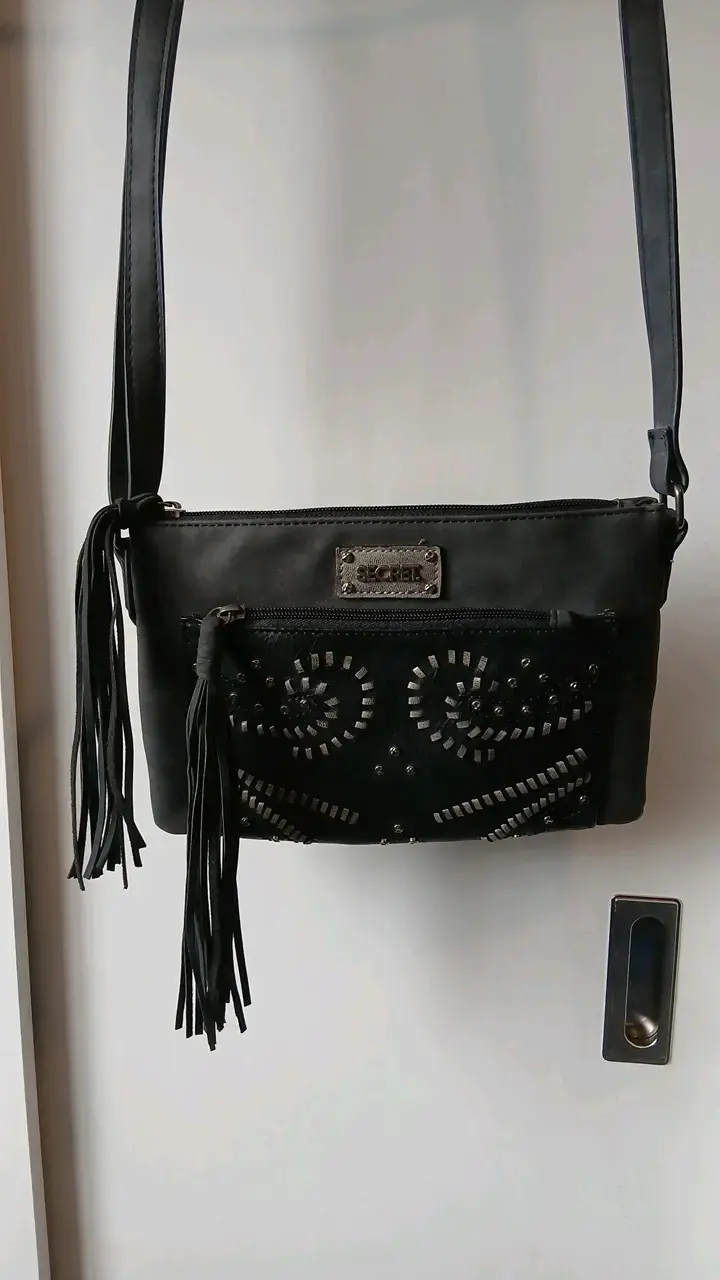 Cartera negra Secret con flecos. - 1