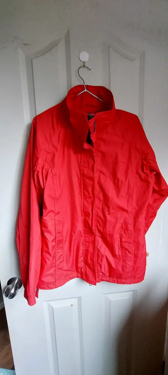 Chaqueta roja impermeable para mujer