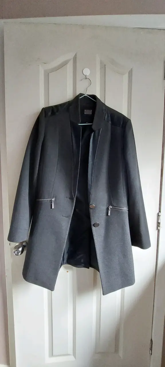 Abrigo gris elegante para mujer