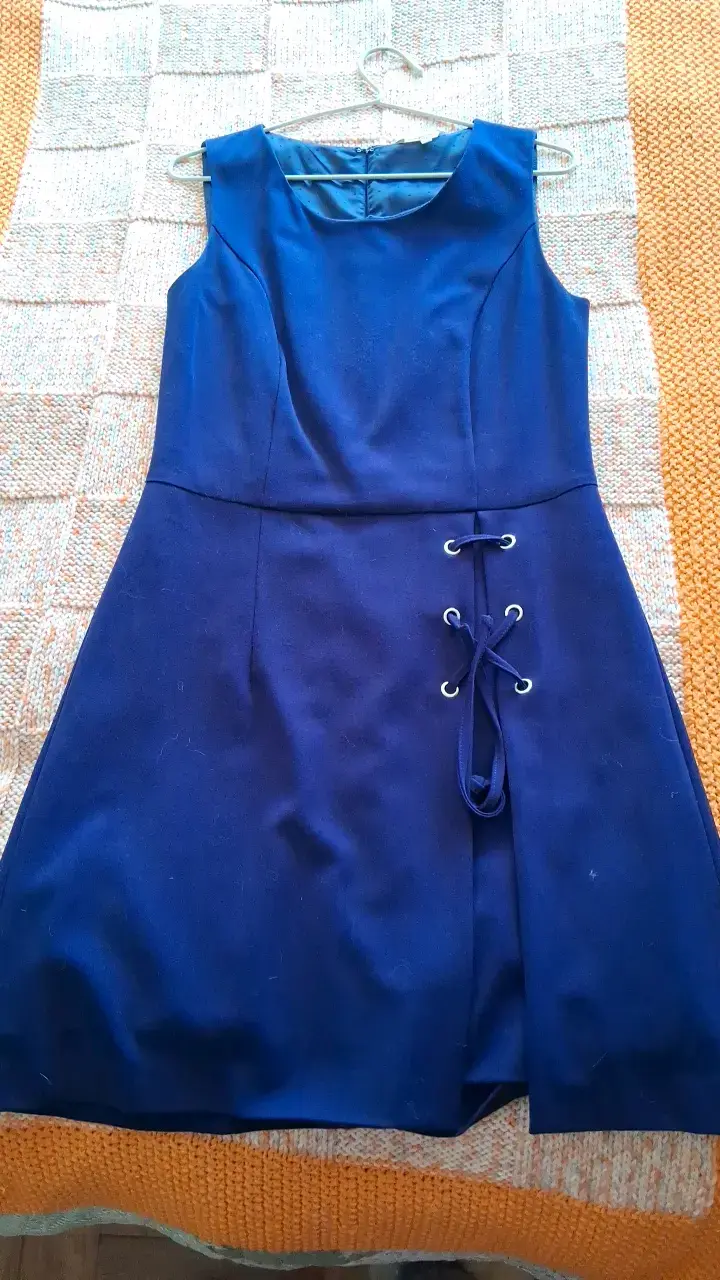 Vestido azul elegante con detalle de cordones - 4