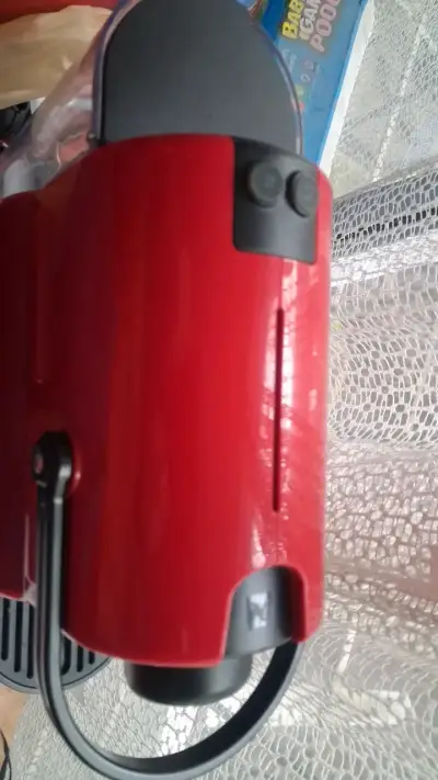 Cafetera Nespresso roja con diseño compacto - miniatura 1
