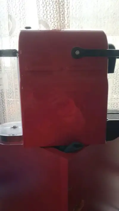 Cafetera Nespresso roja con diseño compacto - miniatura 2