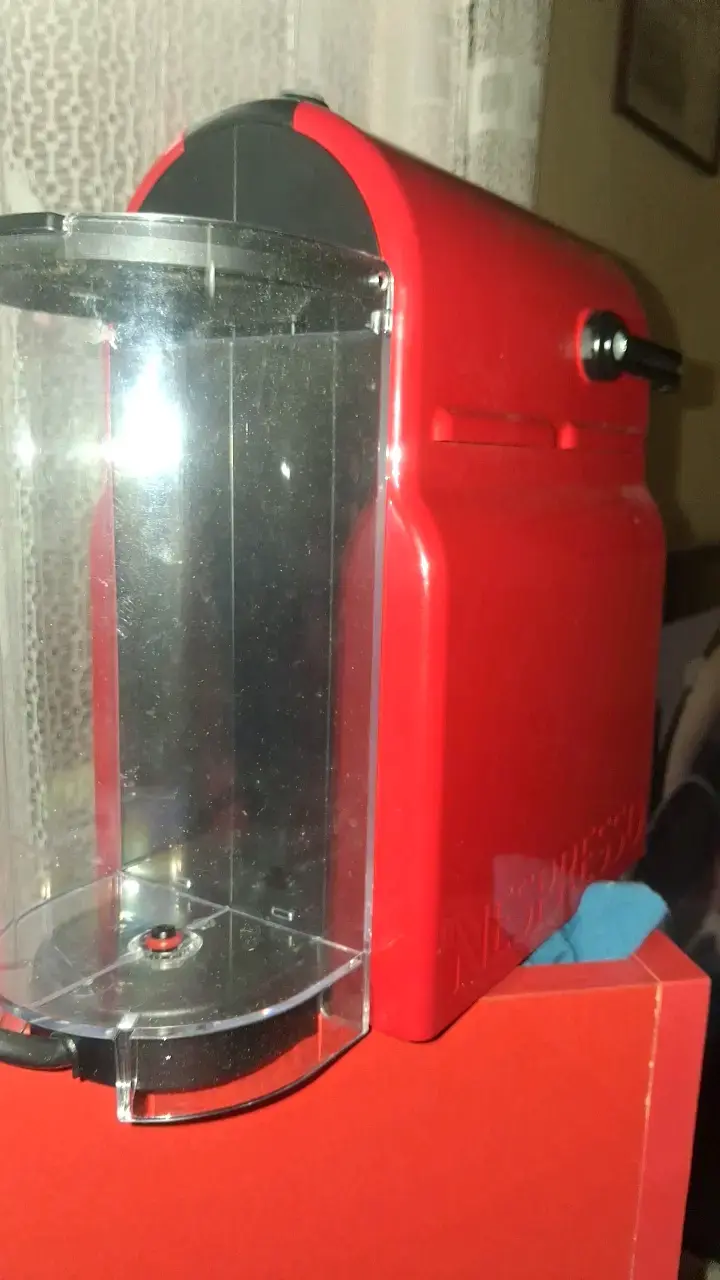 Cafetera Nespresso roja con diseño compacto - 3