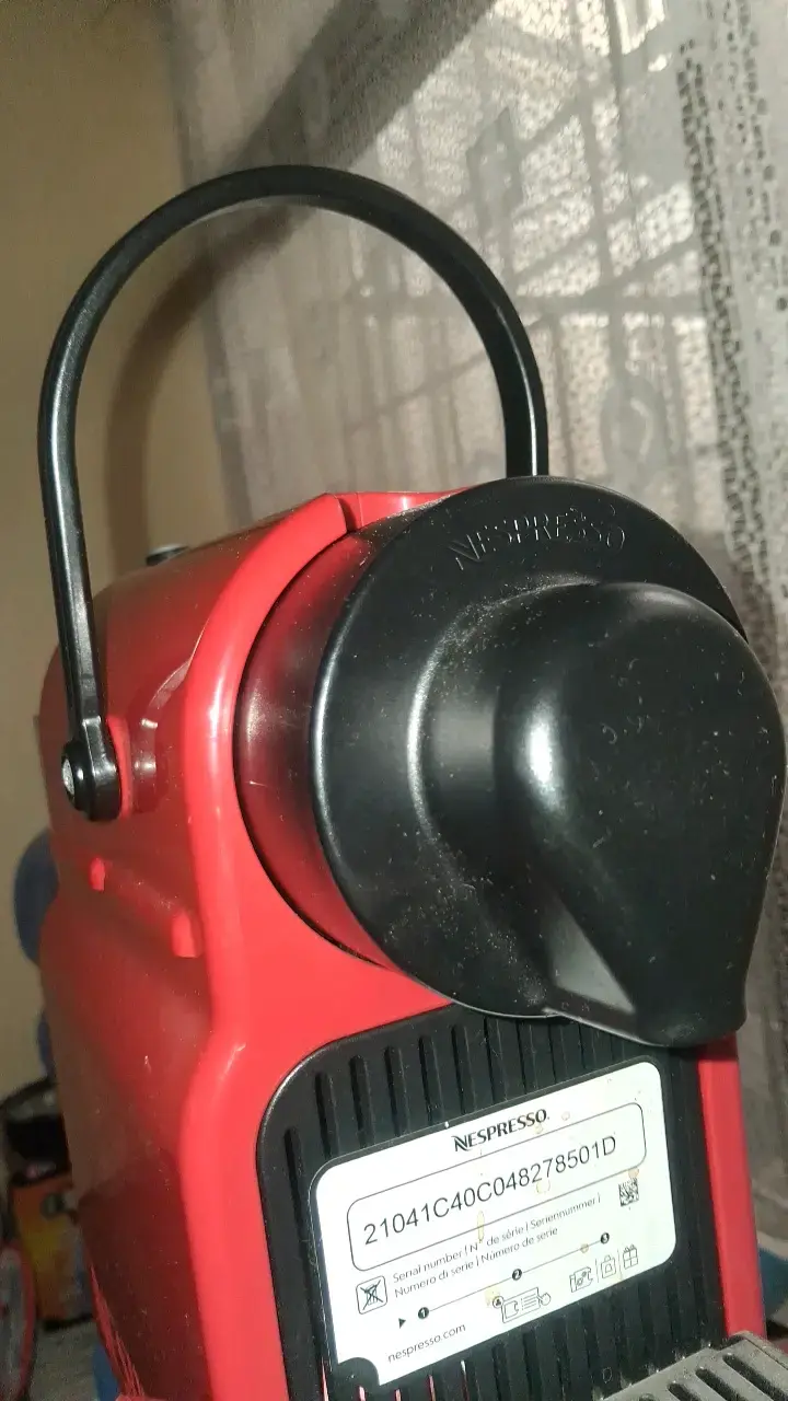 Cafetera Nespresso roja con diseño compacto - 4