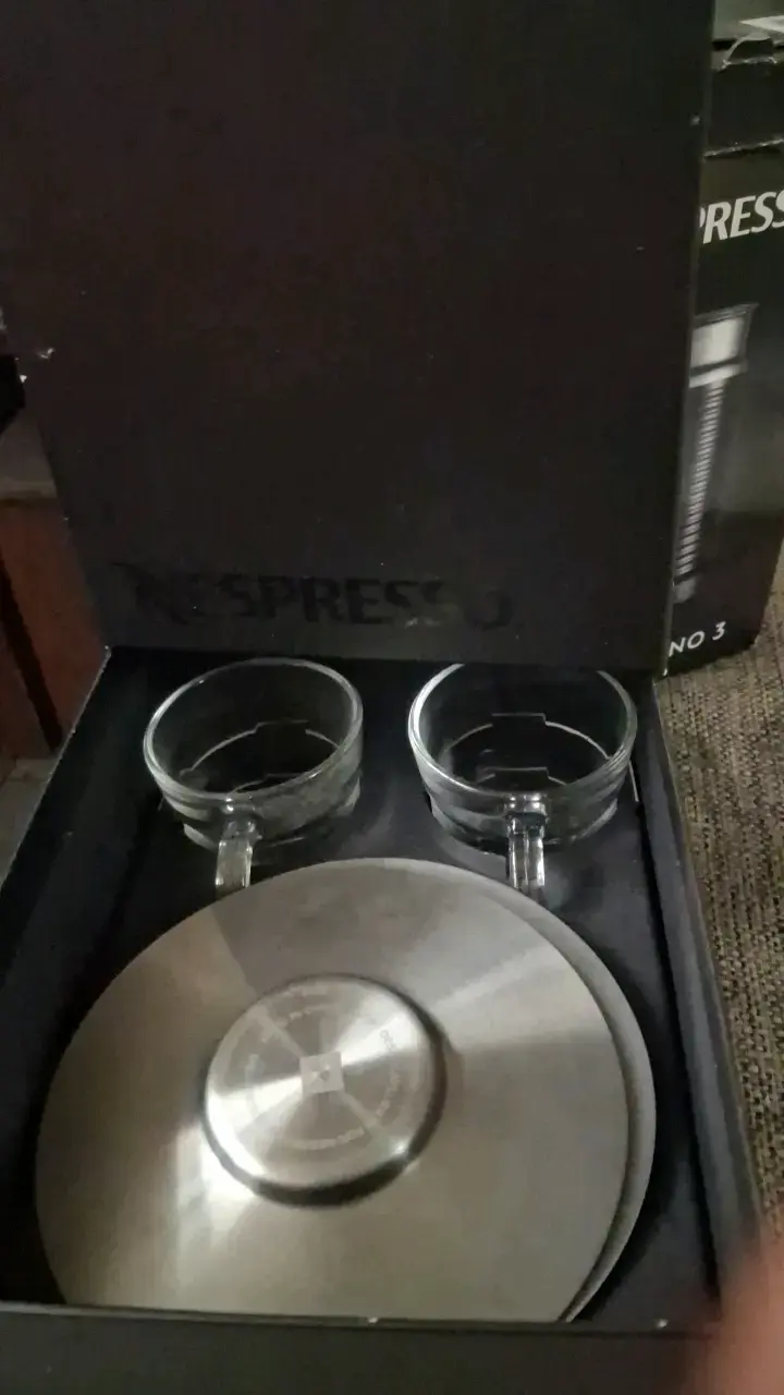 Cafetera Nespresso roja con diseño compacto - 5