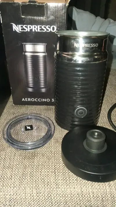 Cafetera Nespresso roja con diseño compacto - miniatura 6