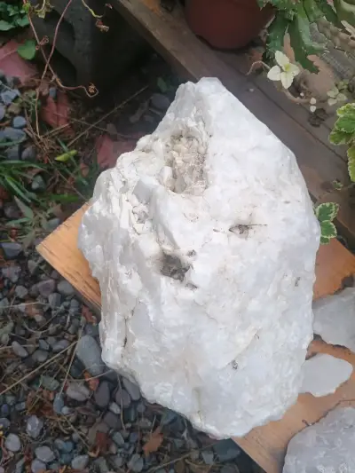 Roca de cuarzo blanco para decoración o colección - miniatura 1