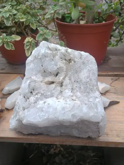 Roca de cuarzo blanco para decoración o colección - miniatura 2